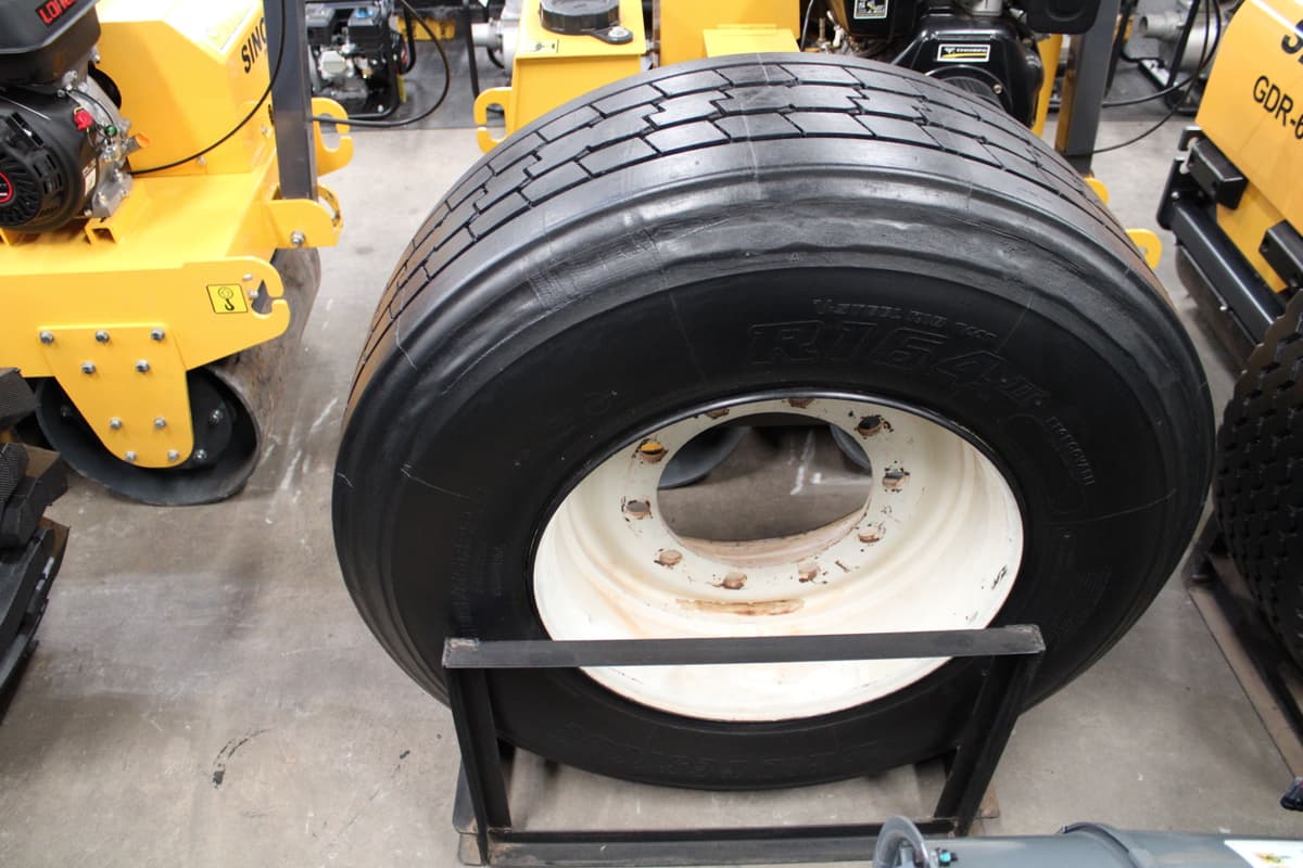 385/65R22-5(Re-Tread)